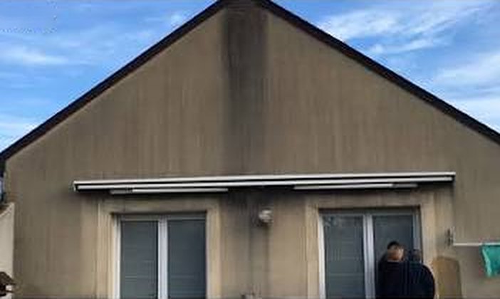Pignon noirci par la pollution et l’humidité avant nettoyage